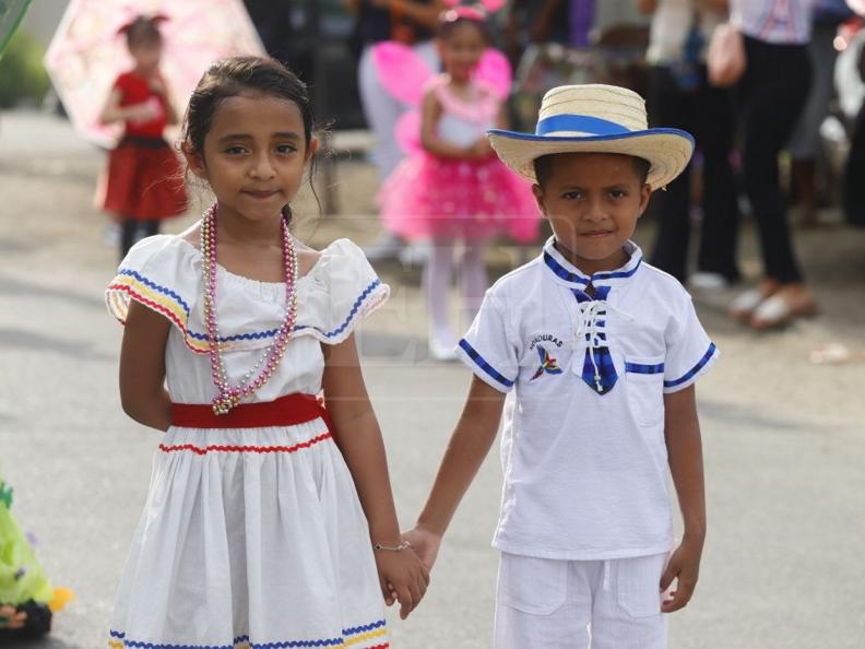 Trajes típicos, folclore y fervor patrio se apoderan de las calles de San Pedro Sula