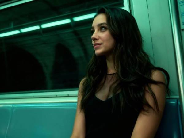 La aparición de Tilly Norwood, presentada como la primera actriz creada íntegramente mediante inteligencia artificial, ha generado un amplio debate en la industria cinematográfica.