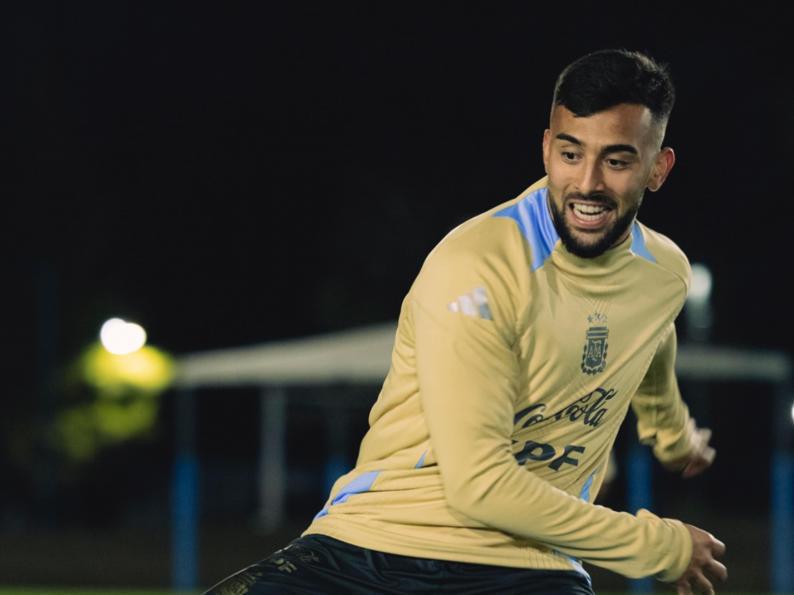 Futbolista le roba la novia a uno de sus compañeros y desata la polémica en redes sociales