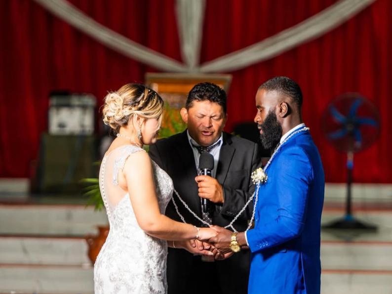 Reconocido futbolista sorprende al casarse con linda chica hondureña: Así fue la boda