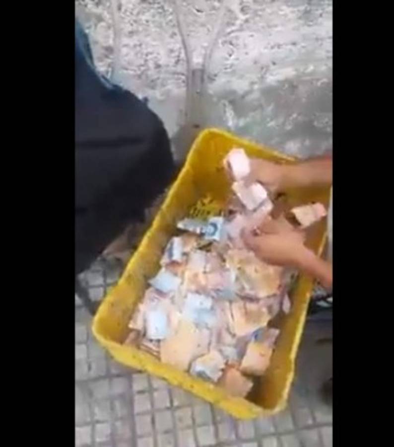 Anciana que pide en las calles se burla de las personas que le da dinero