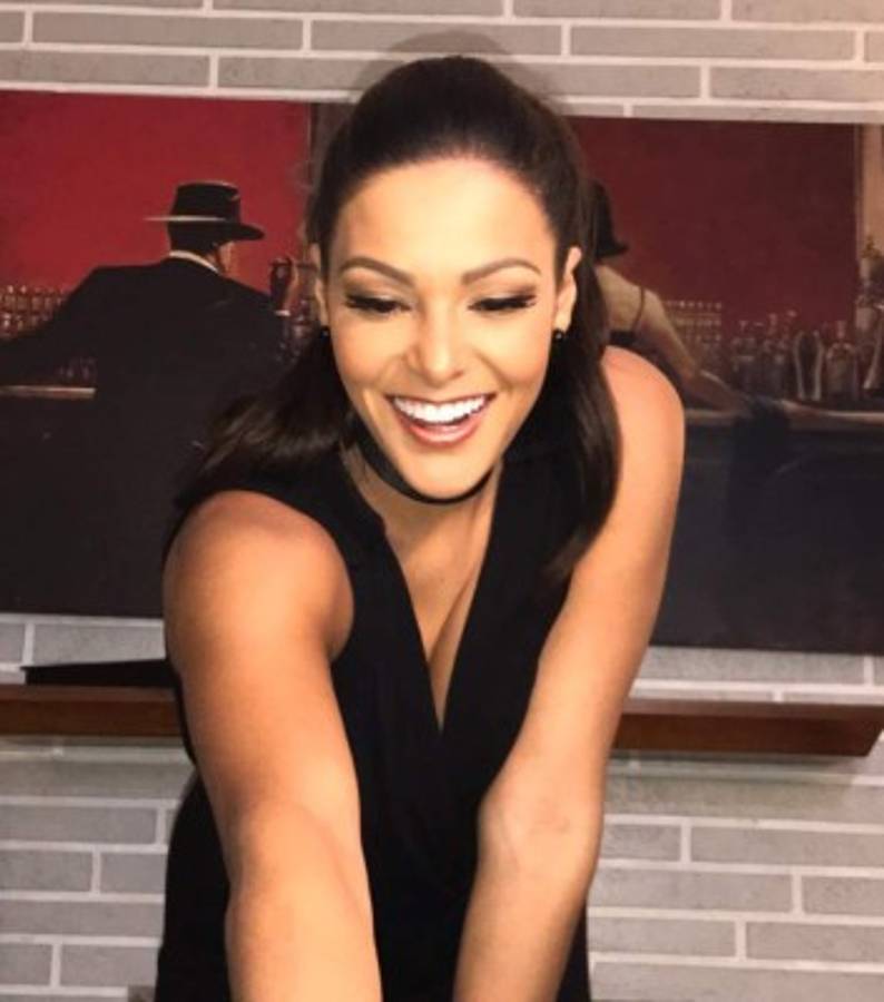 La hondureña Nathalia Casco sufre fuerte dolor y va a parar al hospital