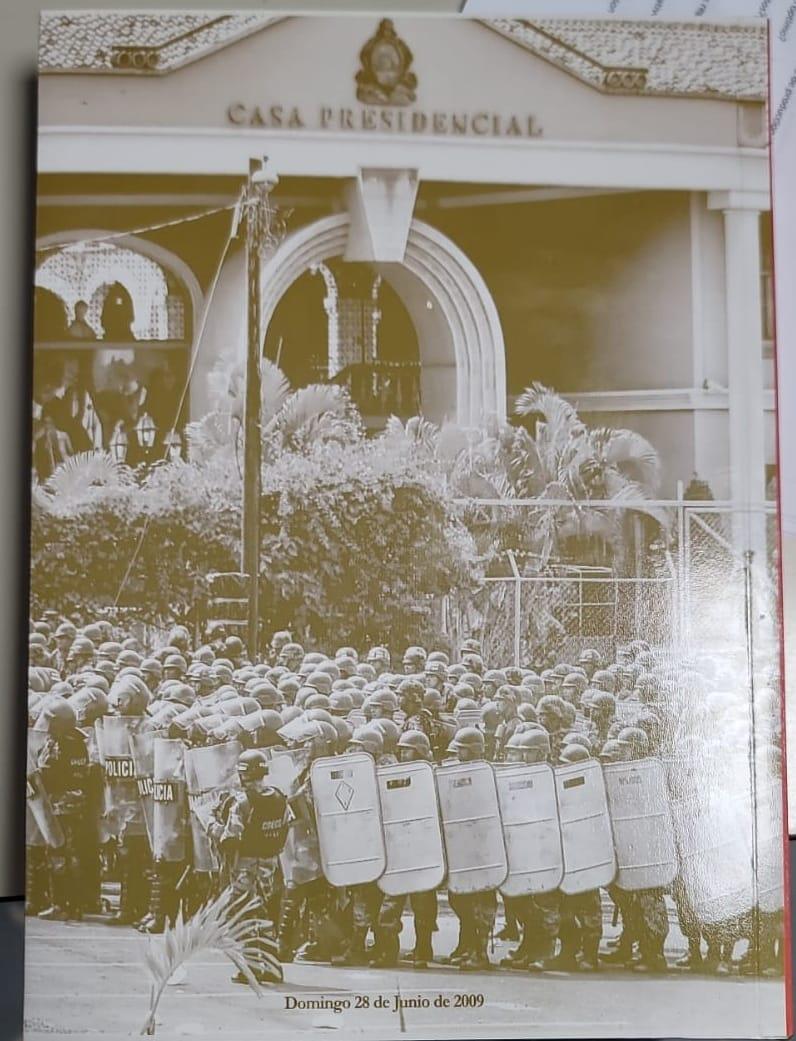 Una foto del día en que el exmandatario Zelaya fue sacado de Casa Presidencial y del poder como presidente.
