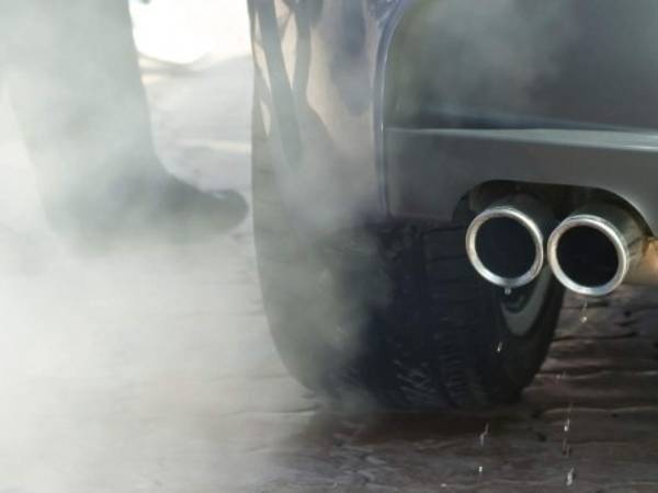 Lo primero a realizar es diferenciar si el humo que suelta el escape de tua auto es blanco y espeso, azulado y oloroso, o de plano negro.