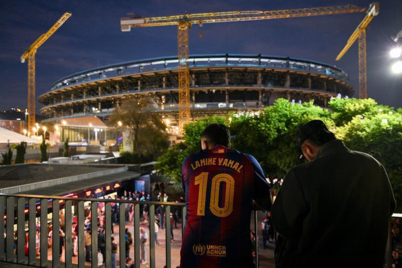 Barcelona vs Real Madrid: Mbappé recibe sorpresa, curiosa camiseta y furor en el clásico
