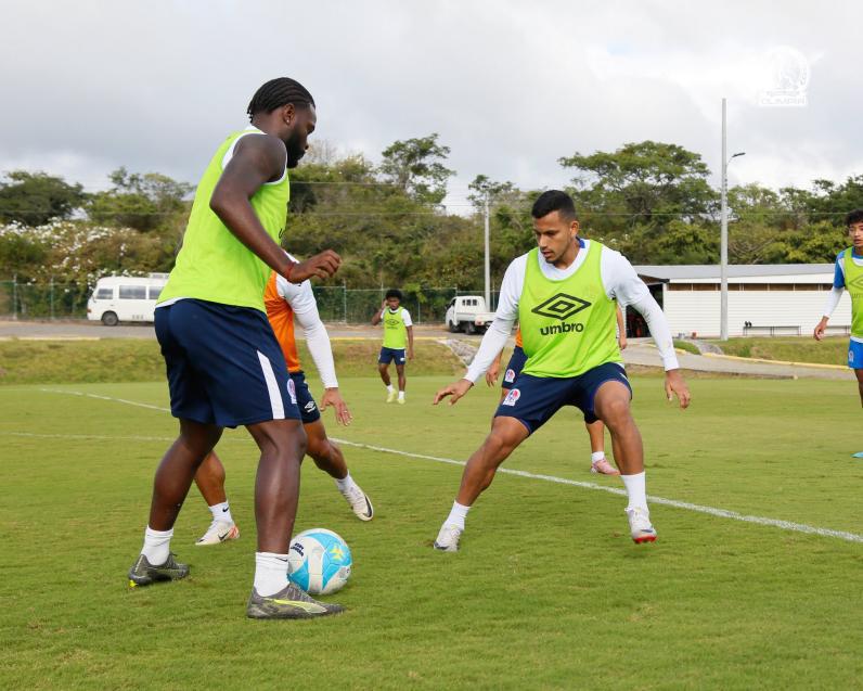 Olimpia suma nueva alta: El 11 titular de Espinel en busca de herir a Marathón en la final