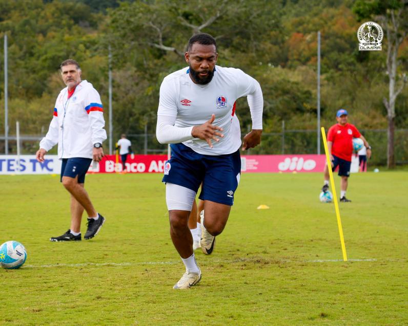Olimpia suma nueva alta: El 11 titular de Espinel en busca de herir a Marathón en la final