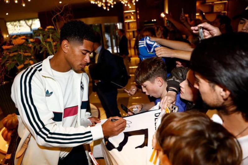 Barcelona vs Real Madrid: Mbappé recibe sorpresa, curiosa camiseta y furor en el clásico