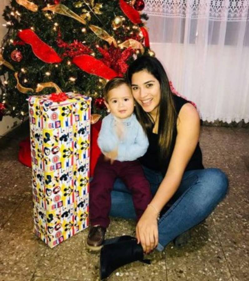 El hijo de Carolina Lanza causa furor con su elegante atuendo navideño