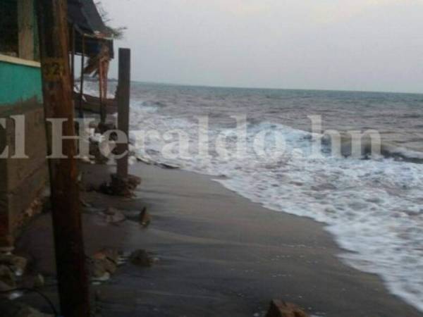 La marejada en la playa de Cedeño cada momento está aumentando.