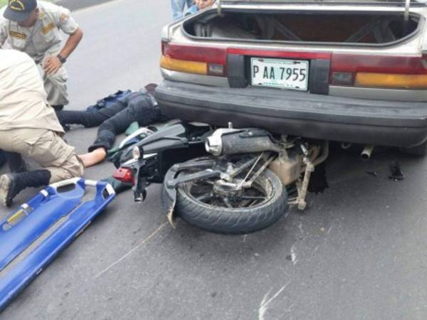 Al parecer el vehículo le pasó por encima a la moto, como se aprecia en las imágenes.