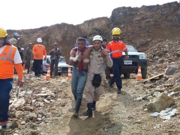 Cuerpos de socorrro trabajan para extraer los cuerpos este lunes de la mina Cuculmeca.