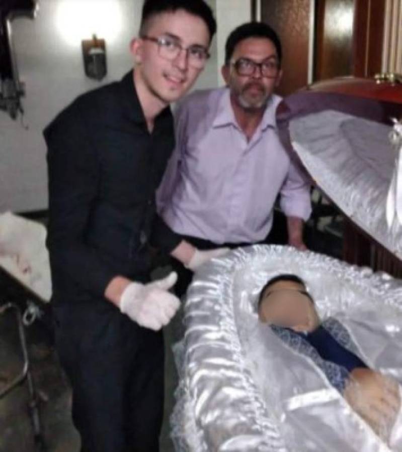 Claudio (hombre de lentes) pidió disculpas por posar junto a su hijo con el cadáver de Maradona.
