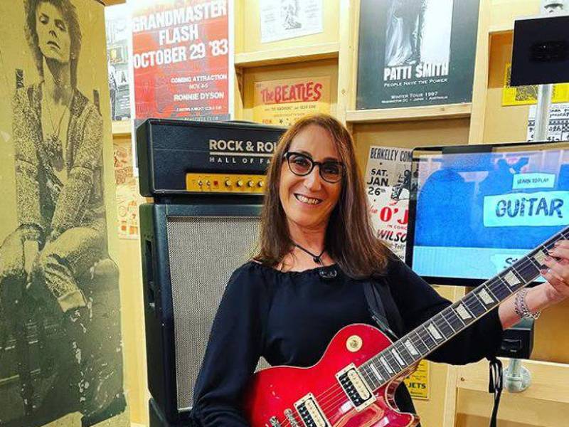 María Elena Bottazzi es una mujer carismática. Contó que le gusta mucho bailar música latina. Le gusta mezclar la ciencia, la música y el arte.