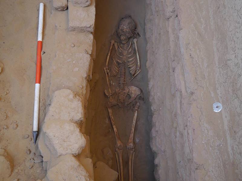 Los restos de una mujer en los terrenos de una antigua iglesia en Egipto. Vivió un estilo de vida relativamente cómodo.