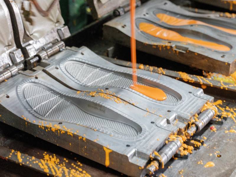 Una mezcla de plástico caliente se vierte en moldes en una fábrica de Jones &amp; Vining en Dong Nai, Vietnam.