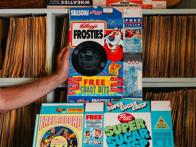 En la década de 1950, empezaron a haber discos en cajas de cereal. Eran un premio barato y recortable para niños. (Ye Fan para The New York Times)