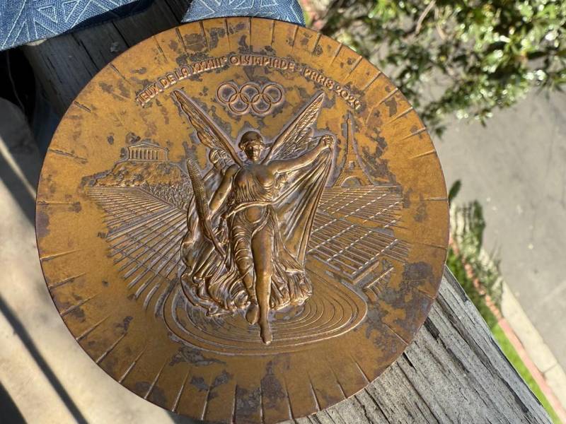 Nick Itkin, de EU, ganó una medalla de bronce en esgrima en los JO de París. Dijo que comenzó a deteriorarse tras unos días.