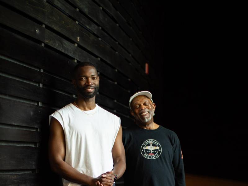 Tarell Alvin McCraney (izq.), autor de “We Are Gathered”, y Kent Gash, director de la obra. (Maansi Srivastava para The New York Times)