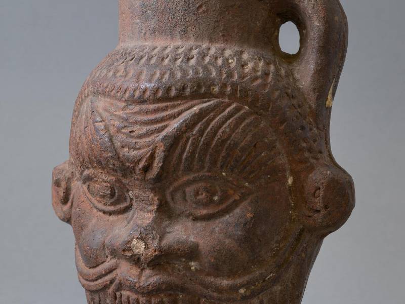 Se descubrió que una taza egipcia tenía rastros de plantas alucinógenas.