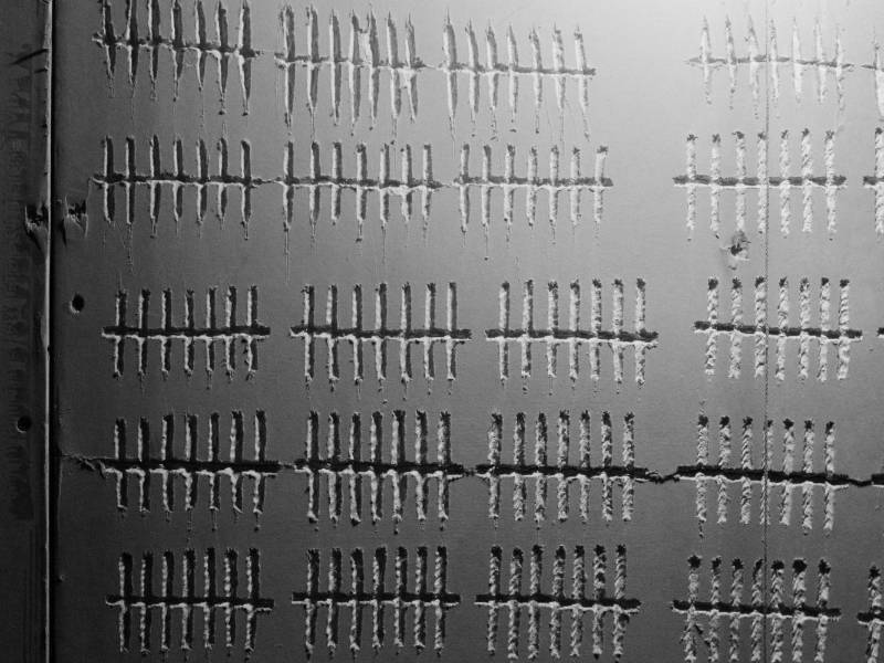 El artista del performance Tehching Hsieh registró el año que vivió en una jaula grabando una marca en la pared cada día.