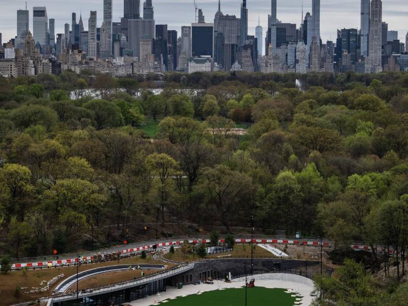 El Centro Davis, en construcción, con el pabellón oculto bajo una colina a la izquierda y la piscina cubierta de césped para la época de primavera.