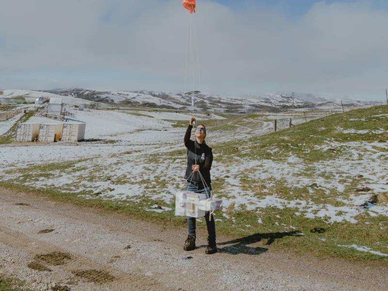Lanzamiento de un globo en Nueva Zelanda que es parte de un sistema global de vigilancia atmosférica.