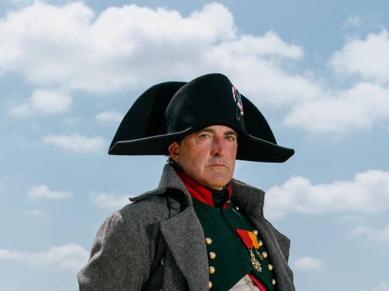 Mark Schneider interpretó el papel de Napoleón en una recreación para conmemorar el aniversario 210 de la Batalla de Waterloo. (Max Pinckers para The New York Times)