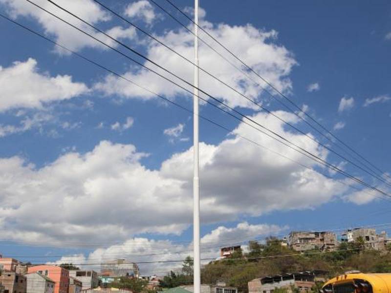 Al asta construida en la colonia Villa Nueva, salida al oriente del país, solo se se le ha colocado bandera una vez, dicen vecinos del sector.