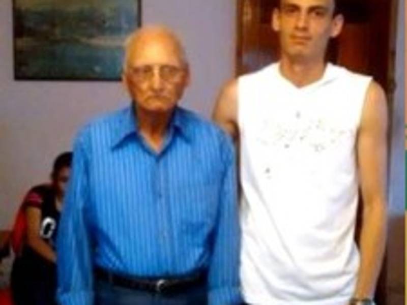 Con uno de sus 19 nietos, con quien comparte nombre, Héctor Luis.