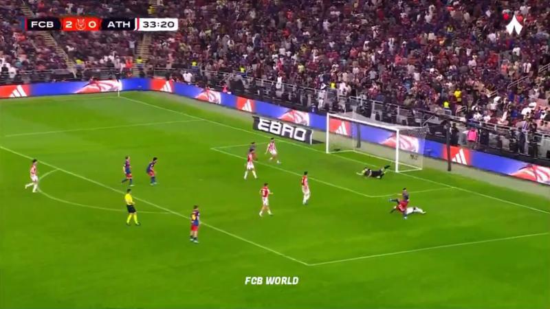 Polémica del Barcelona, jugador es captado en su celular en pleno partido y festín de goles