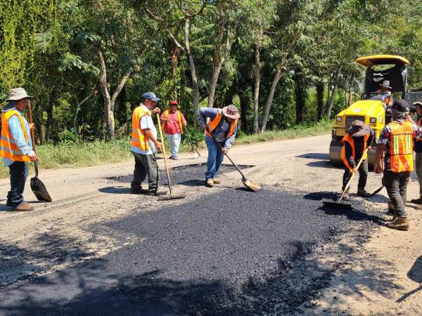 El bacheo entre Tocoa y Trujillo también se ha retomado por parte de la empresa Cosco contratada por el gobierno anterior.