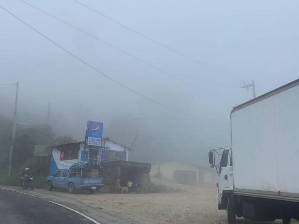 Carretera hacia Ocotepeque bajo neblina.