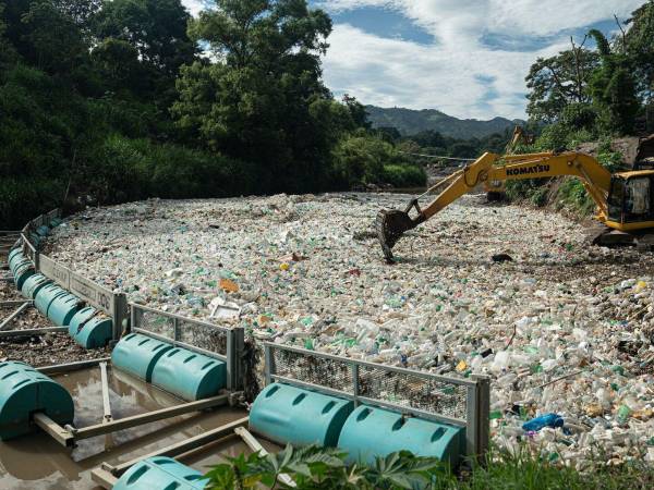 El río Motagua transporta entre 8,500 y 20,000 toneladas de residuos al año, una cifra que algunos analistas consideran conservadora.