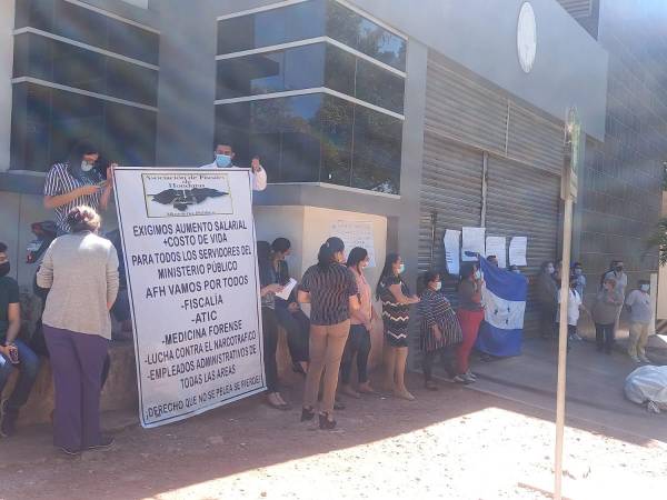 Los empleados exigen el aumento para todos los servidores que laboran en el Ministerio Público, incluyendo al persona de Medicina Forense.