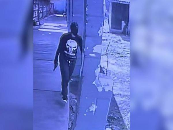 Esta imagen de una persona cargando un arma mientras caminaba por uno de los pasillos de la Penitenciaría Nacional Femenina de Adaptación Social (PNFAS) ha sido difundida por las autoridades y muestra a una de las personas responsables de perpetrar la masacre, que deja al menos 41 mujeres muertas en la cárcel ubicada en la capital hondureña. Pero aquí no solo se usaron pistolas para aniquilar a las víctimas, sino otro tipo de herramientas. Esto es lo que sabemos.