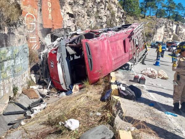 Tres personas murieron y al menos cinco se encuentran en condición grave al volcarse un bus en el kilómetro 21 de la carretera al Sur de Honduras. A continuación las imágenes de los destrozos y la lamentable escena de las víctimas y su rescate.