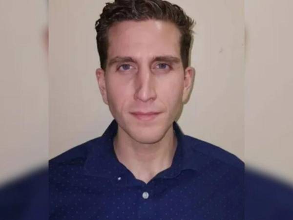 Un joven acusado de asesinar a puñaladas a cuatro estudiantes de una universidad de Idaho, ataque que conmocionó a Estados Unidos, se negó a hablar durante su comparecencia este lunes ante un tribunal, que alegó que eso equivalía a “declararse inocente”. Aquí te contamos los detalles del horrendo caso.