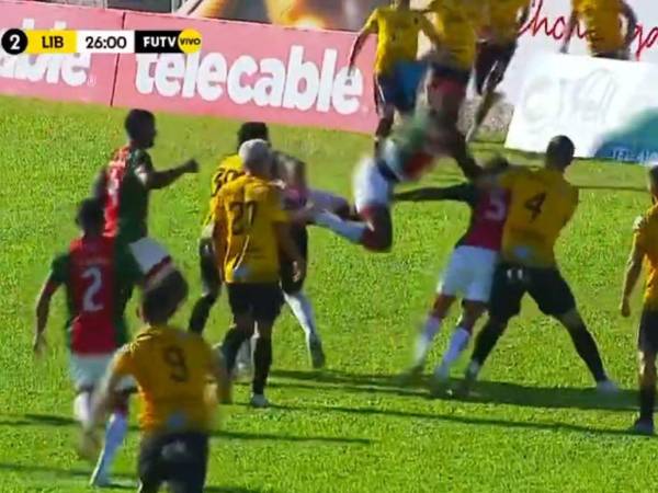Los futbolistas del Libera y Guanacasteca se enfrentaron a golpes durante el partido.
