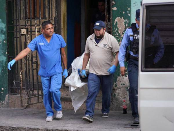 Siete personas fueron acribilladas durante una masacre perpetrada en una cuartería de la primera avenida de Comayagüela. Luego de las primeros operativos y diligencias investigativas, esto es lo que se sabe del crimen.