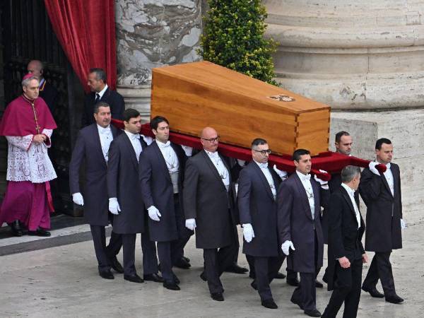Benedicto XVI fue sepultado este jueves (05/01/23) en el curso de un solemne funeral presidido por el papa Francisco, en un evento inédito en el Vaticano, el cual fue presenciado por miles de fieles que lloraron su partida. Aquí las mejores imágenes.