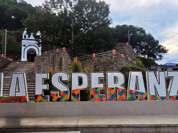 Desde de La Gruta en La Esperanza, las lagunas místicas de Intibucá y los murales indígenas de Yamaranguila, hasta las iglesias coloniales y aguas termales de Gracias y la cerámica ancestral de La Campa, la ruta invita a descubrir la herencia del pueblo lenca y la belleza natural que enmarca más de 260 kilómetros de historia y cultura en el occidente hondureño.