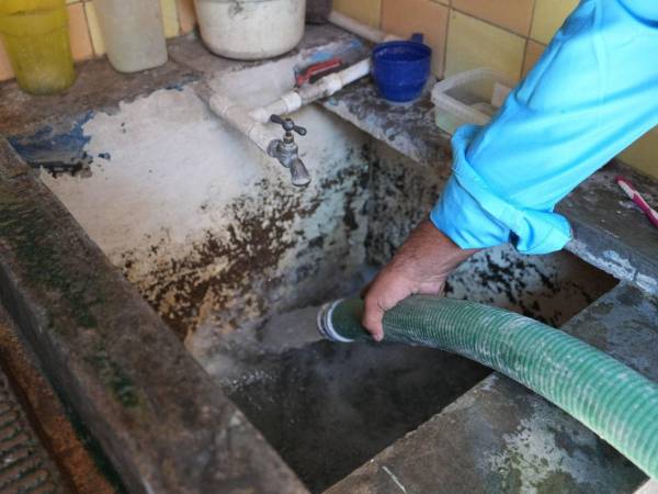 Unos 20,000 galones con agua entregó la Alcaldía en los sectores de Las Ayestas y El Bosque, donde habitan más de 20 mil familias.