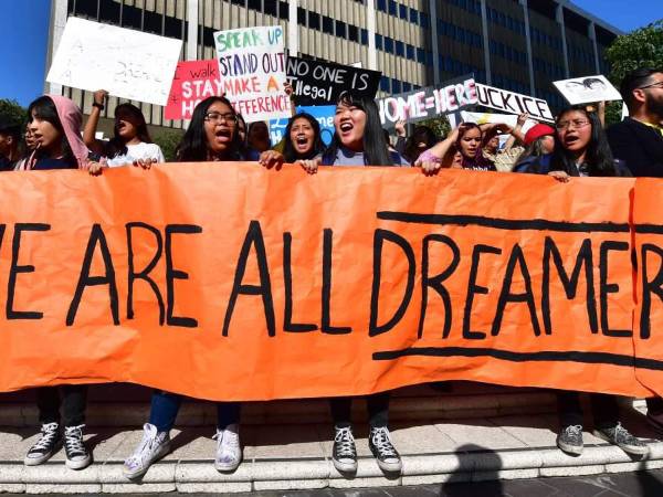 Miles de jóvenes indocumentados están protegidos de la deportación por el DACA.