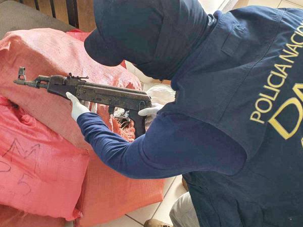La droga y el fusil fueron abandonados por los tripulantes tras verse descubiertos.