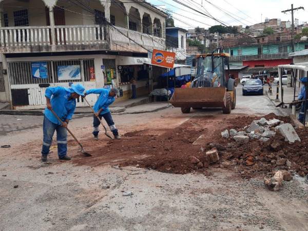 Los trabajos de mantenimiento en alcantarillado se realizan en barrios y colonias en Tegucigalpa por personal de la UMAPS.