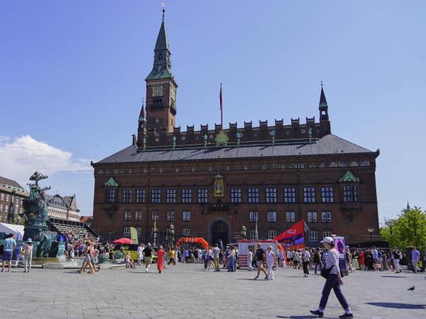 El Ayuntamiento de Copenhague se ha convertido en un destino popular para bodas. (James Brooks/Associated Press)