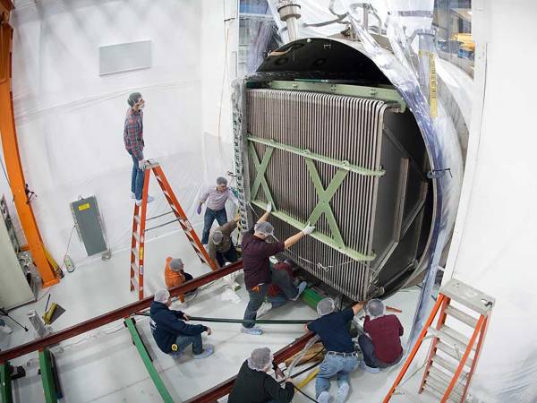 Maquinaria es instalada para el experimento MicroBooNE en el Laboratorio Nacional del Acelerador Fermi en el 2013. (Reidar Hahn/Fermilab)