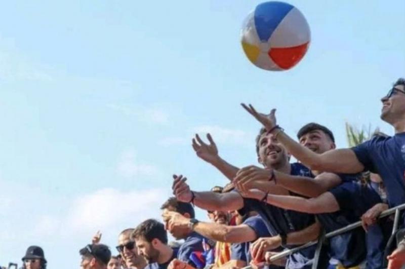 Burla a Vinicius y Real Madrid: Así fue la celebración de Barcelona junto a su afición