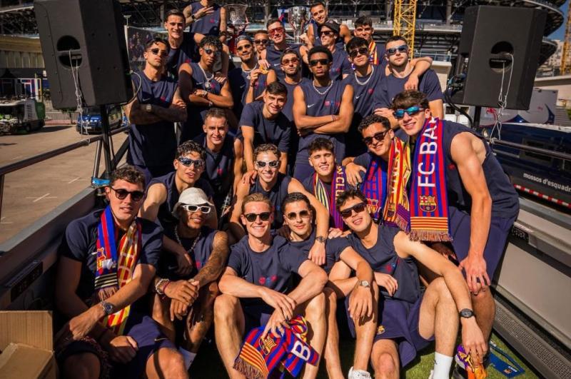 Burla a Vinicius y Real Madrid: Así fue la celebración de Barcelona junto a su afición